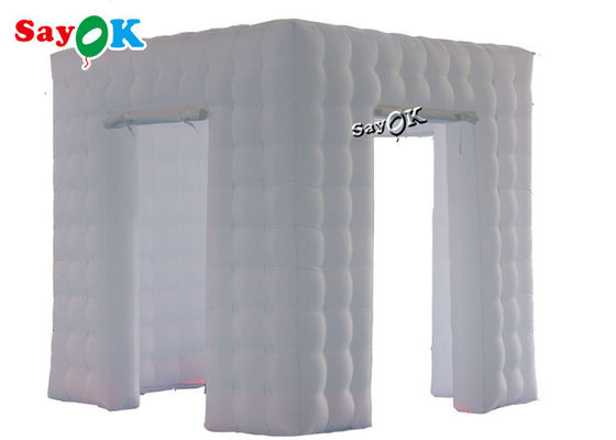 Event Booth wyświetla 2,5 m 8,25 stopy Biały przenośny 3-drzwiowy kostka Photo Booth Namiot nadmuchiwany ze światłem LED